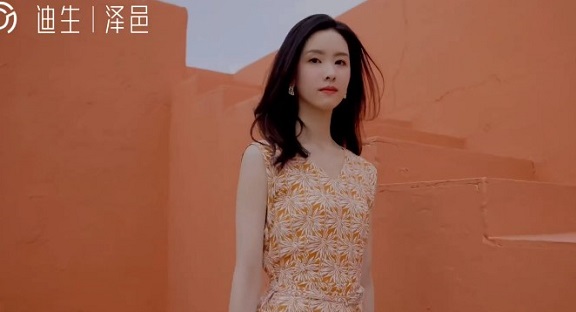 陈都灵成为HAZZYS女装代言人