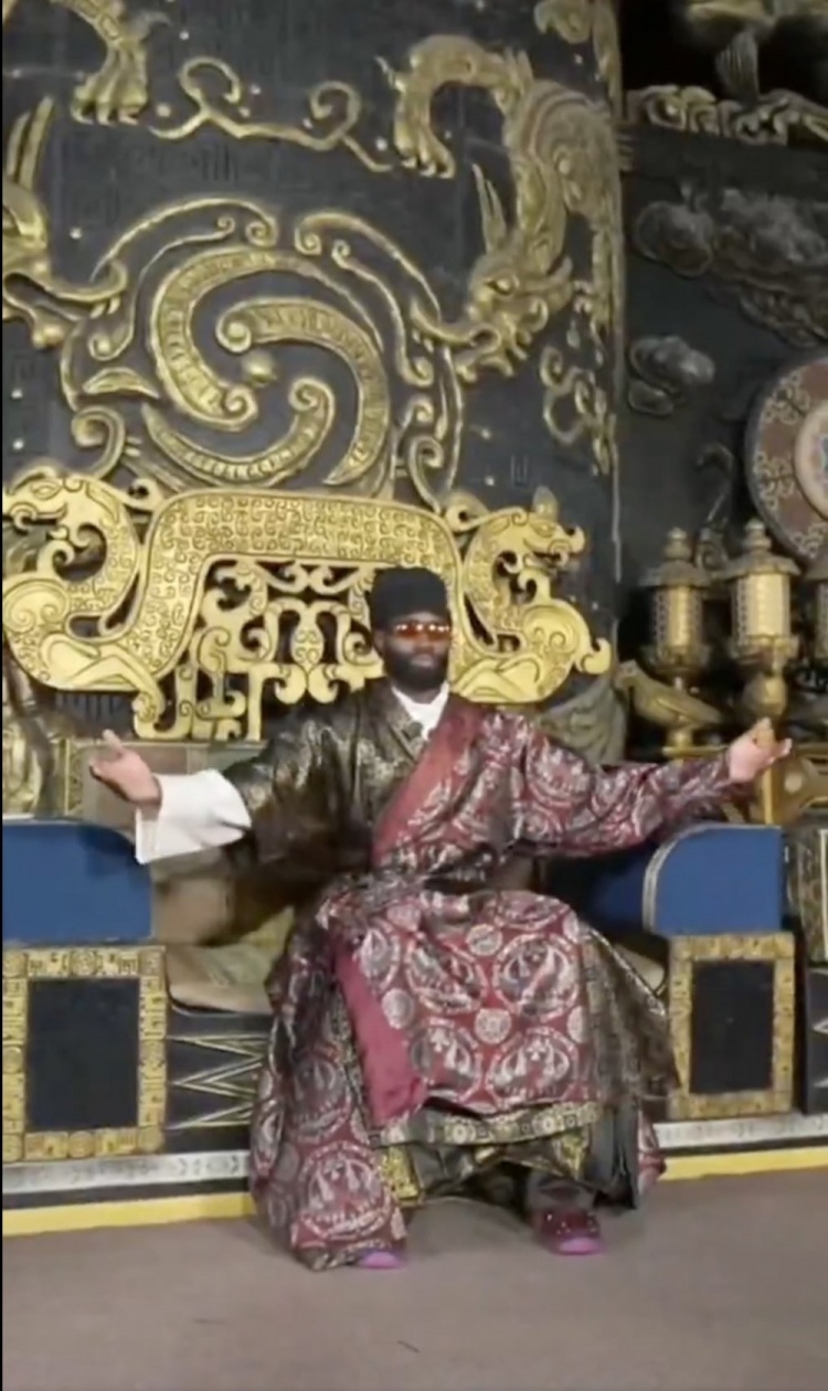 布朗龙袍加身 美媒调侃层级差距 文班被P成和尚 布朗龙袍加身 美媒调侃层级差距 文班被P成和尚