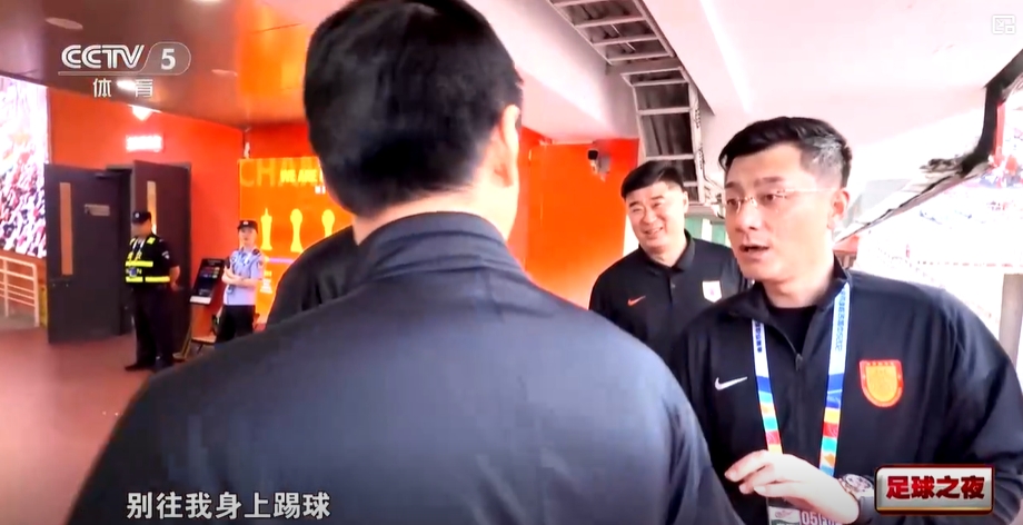 马宁赛前叮嘱泰山队:别往我身上踢球,赛后指导王大雷练身体 马宁赛前叮嘱泰山队:别往我身上踢球,赛后指导王大雷练身体