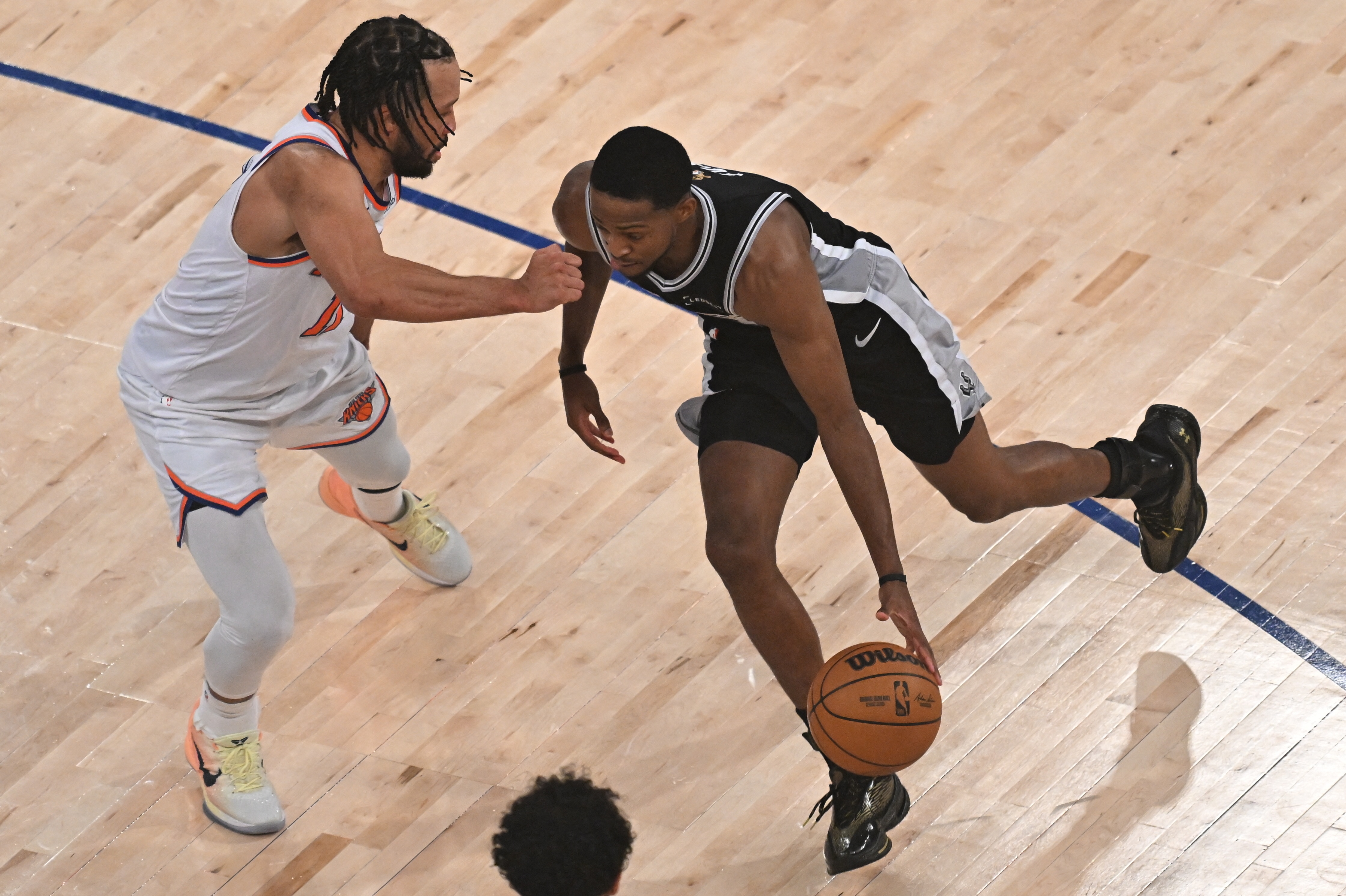 福克斯半场8中2仅5分 马刺42-37领先尼克斯