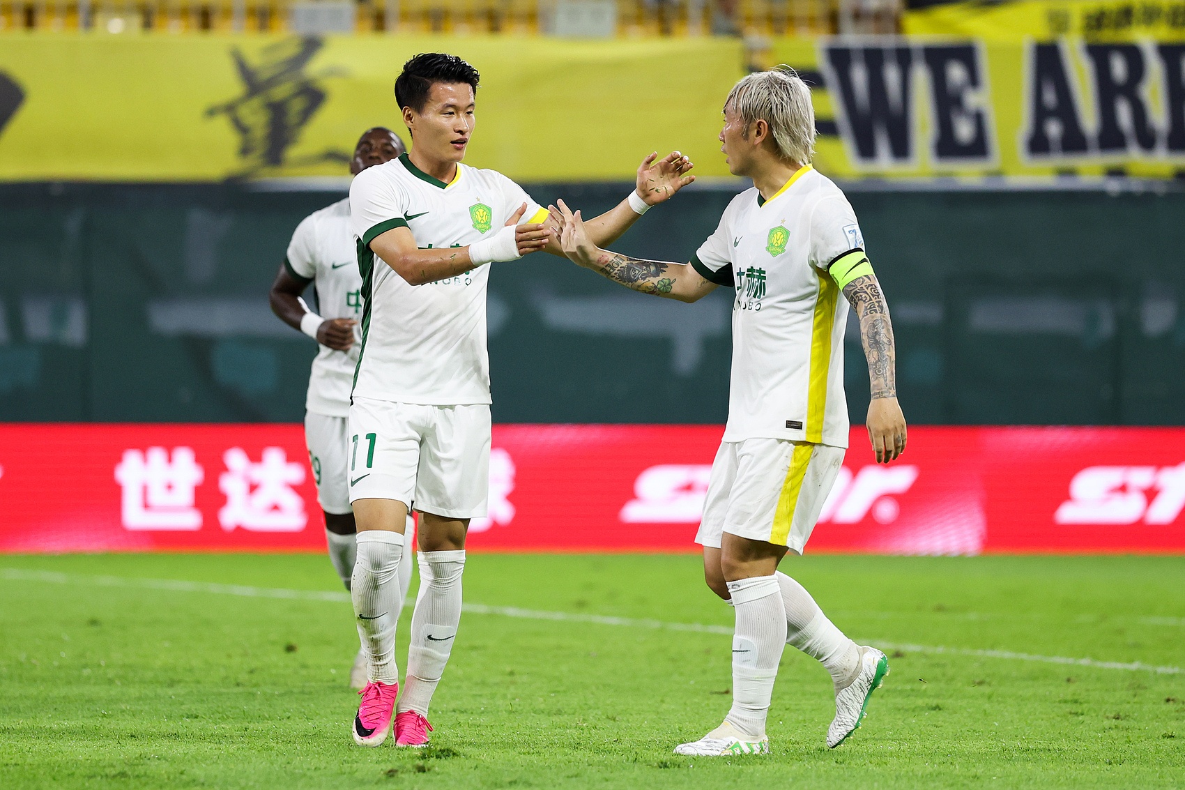 林良铭梅开二度+中柱+失点，国安客场2-1淘汰广州豹
