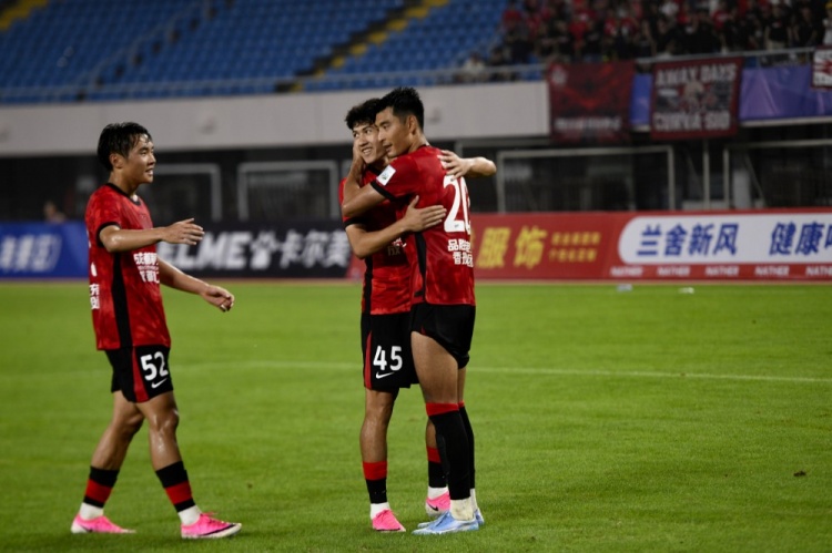 足协杯:成都蓉城全华班4-0横扫上海泽天 韦世豪直言目标走更远 足协杯:成都蓉城全华班4-0横扫上海泽天 韦世豪直言目标走更远