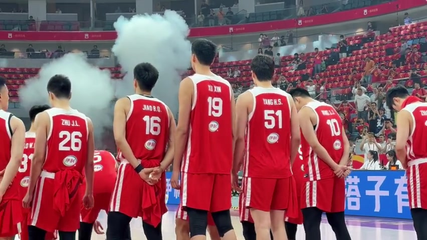 杨瀚森回归首秀7+8，中国男篮险胜荷兰