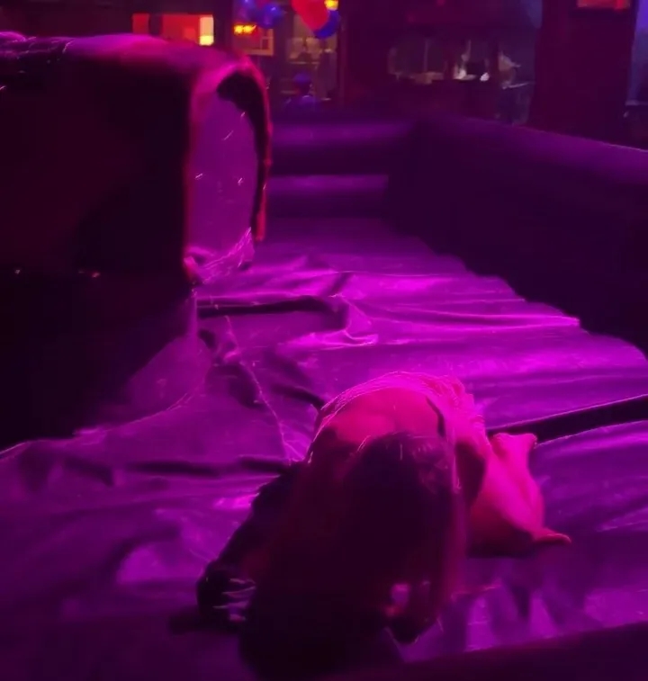 林德洛夫妻子达拉斯夜店骑牛狂欢 丈夫正备战世界杯