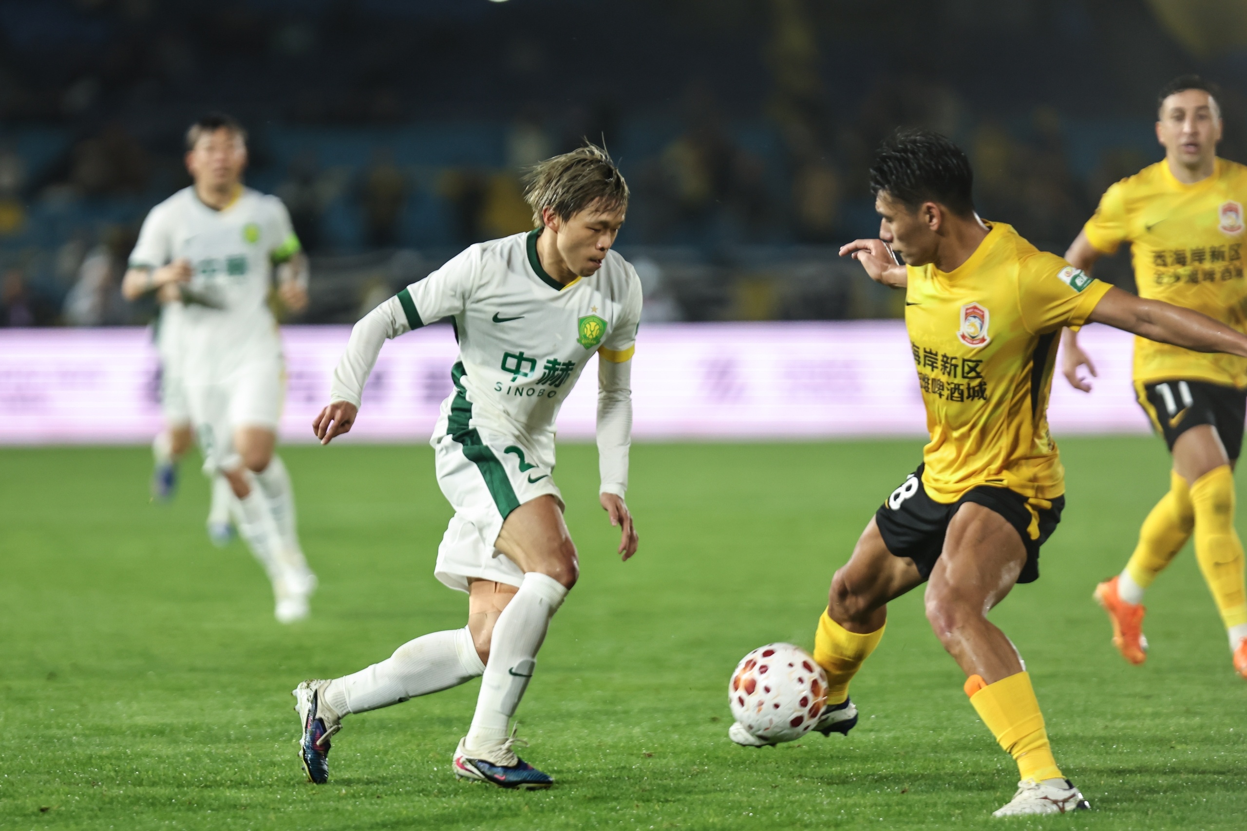 13轮不败！青岛西海岸主场2-1力克海港冲至第5