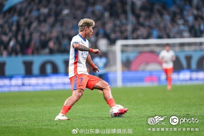 山东泰山客场1-3不敌大连英博 球迷致谢 山东泰山客场1-3不敌大连英博 球迷致谢