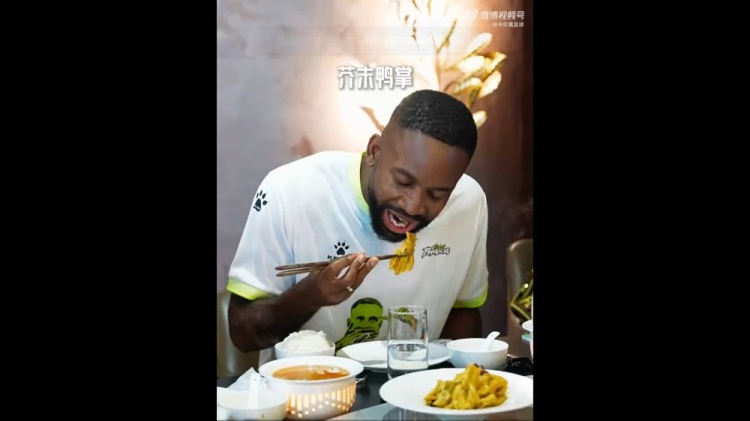巴坎布曹永竞美食评测：烤鸭现分歧，毛血旺全票差评