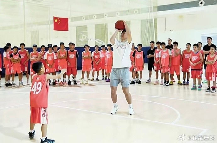 陈家政现身宏远夏训营 52%三分命中率成教材