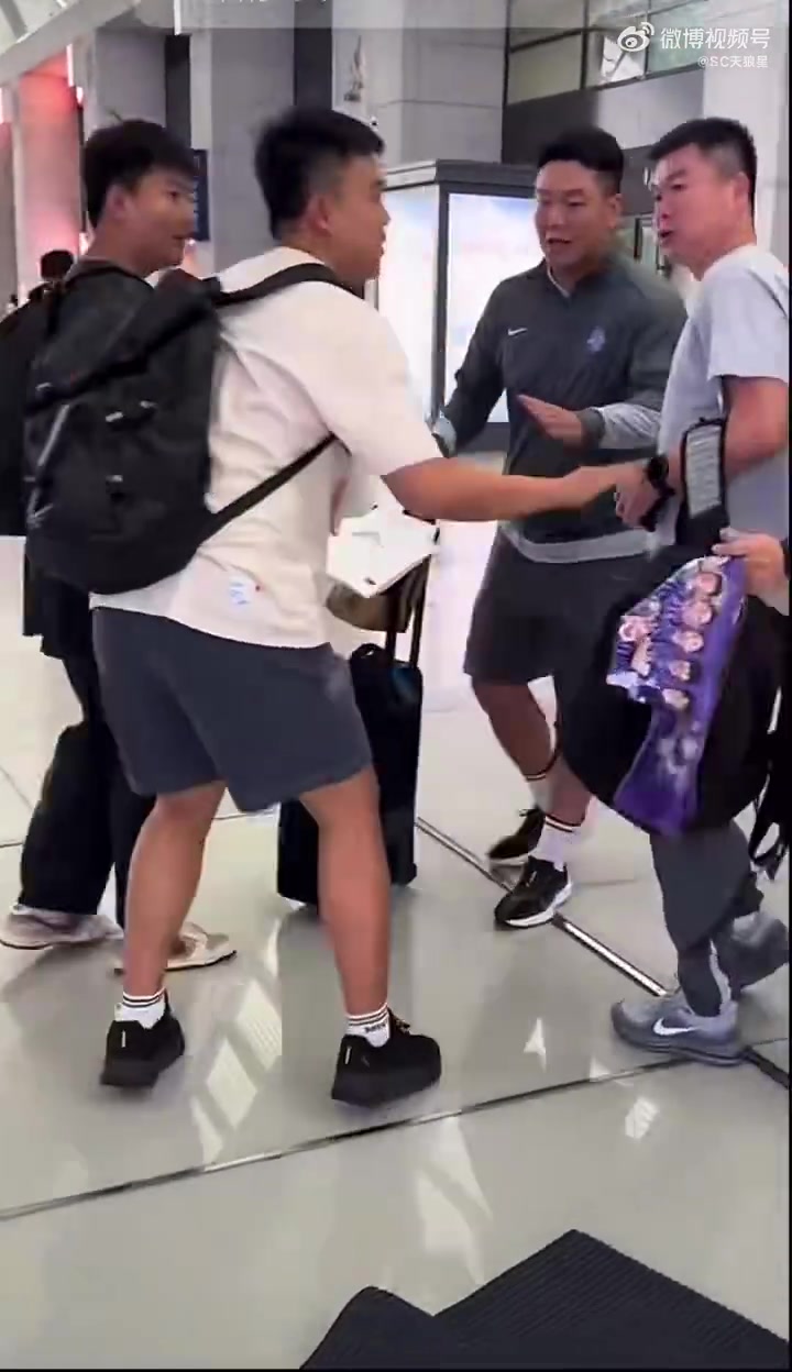 天津球迷火车站滑铲于根伟 接站险变惊魂