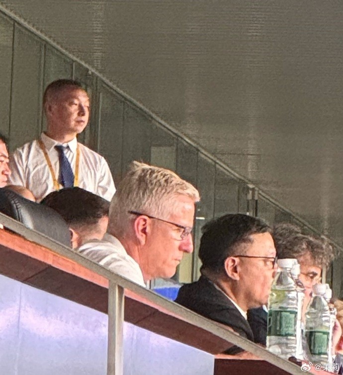 曼城CEO与体育总监同场观战深圳新鹏城 曼城CEO与体育总监同场观战深圳新鹏城