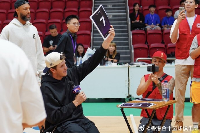 湖人后卫里夫斯再访香港 修顿体育馆现场指导金牛青训 湖人后卫里夫斯再访香港 修顿体育馆现场指导金牛青训