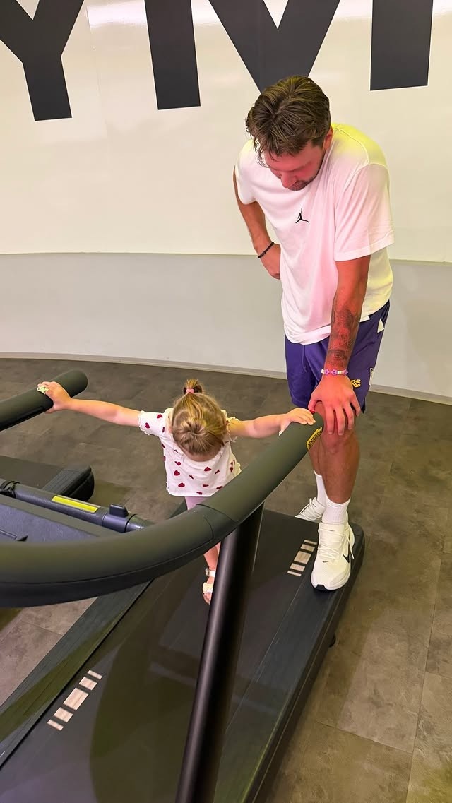 东契奇社媒晒与女儿训练 抚养权官司仍在进行