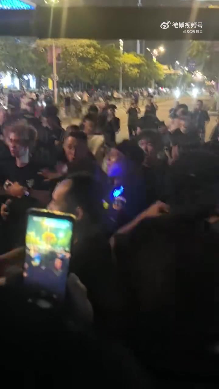 这……博主发视频武汉球迷朝津门虎球迷大巴吐口水,现场一片混乱 这……博主发视频武汉球迷朝津门虎球迷大巴吐口水,现场一片混乱
