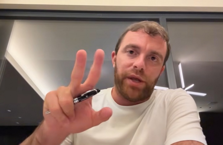 二选一!罗马诺:38岁本泽马解约后有两个方向,退役或留沙特踢球 二选一!罗马诺:38岁本泽马解约后有两个方向,退役或留沙特踢球