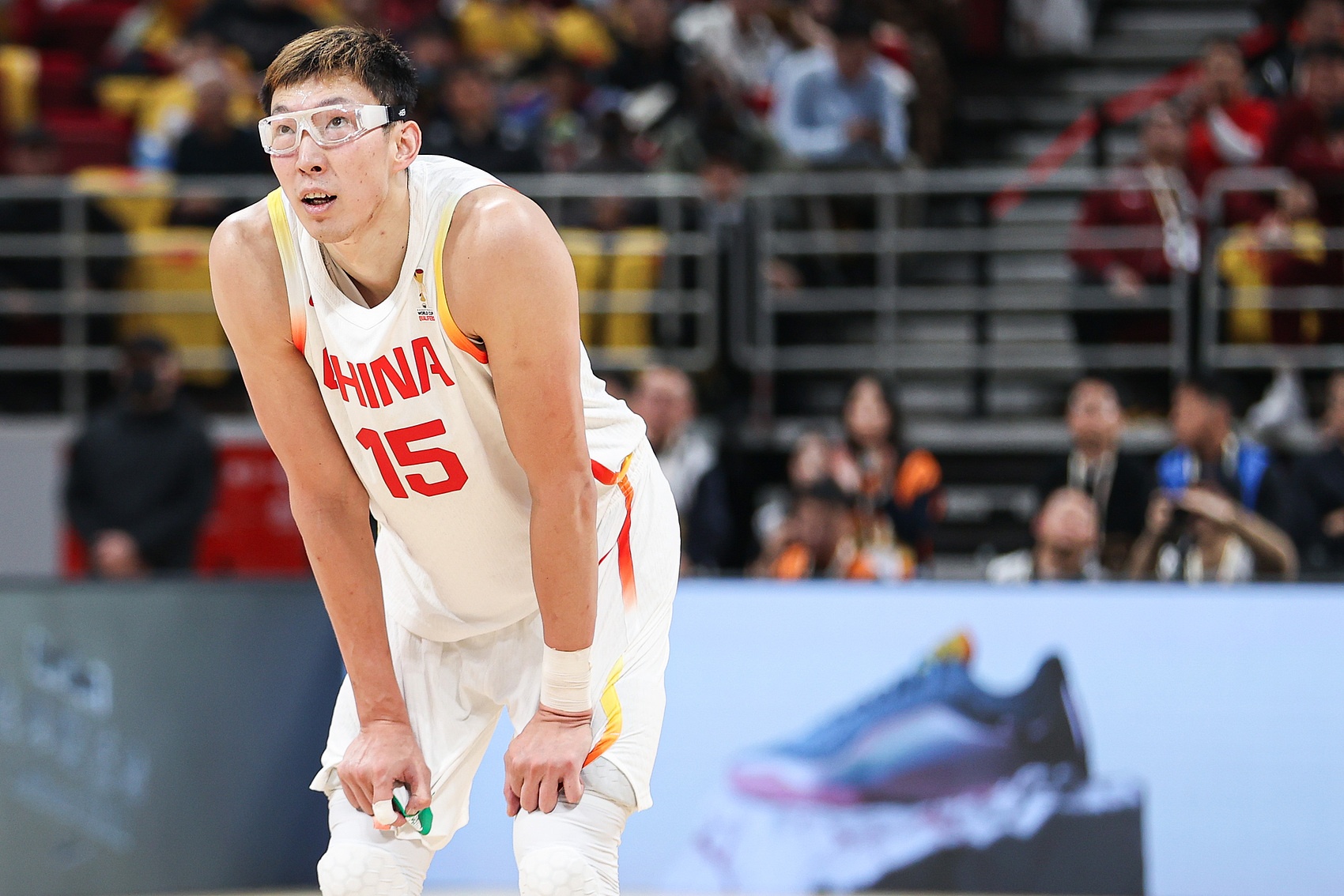 周琦:FIBA比赛基本5分钟就要换内线 比赛强度高&无氧对抗消耗大