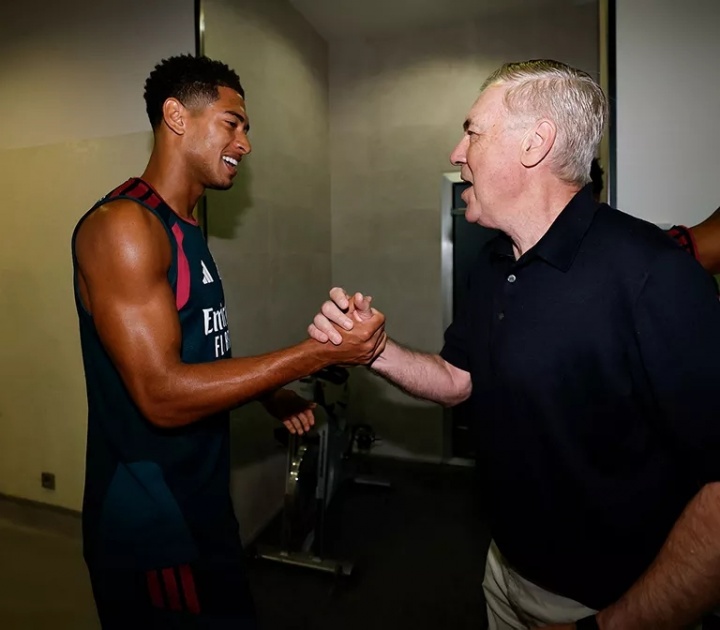 梦幻同框！安切洛蒂今天探访皇马训练基地，与穆里尼奥、球员合影